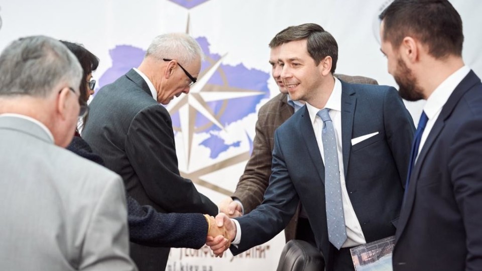 на головну